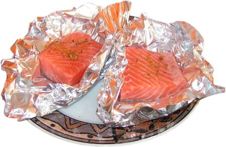 filet z �ososia norweskiego, folia aluminiowa, porcelanowy talerz